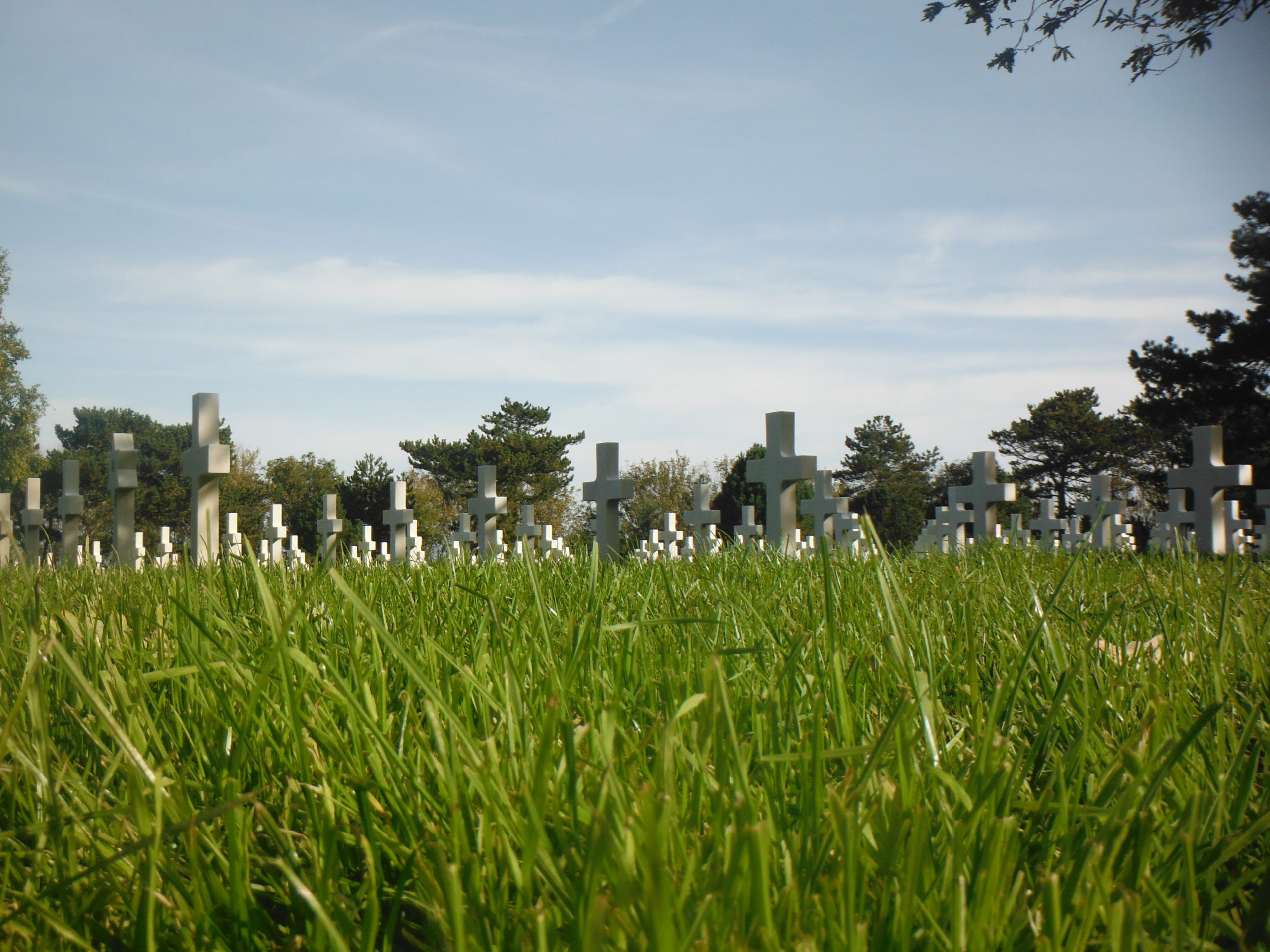 Aujourd’hui… Deux lieux de mémoire : le cimetière américain de Colleville et le cimetière allemand de la Cambe en Normandie